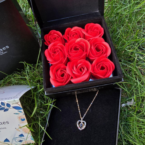 Подарочный набор мыльных роз 9 шт в черной коробке с кулоном Сердце Heart Love, отделение под украшение